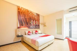 Tempat tidur dalam kamar di Hotel Promenade Cihampelas