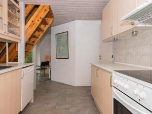 eine Küche mit weißen Geräten und Holzdecken in der Unterkunft 4 star holiday home in Rømø in Mølby