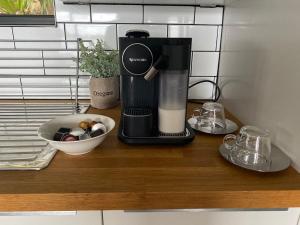 Kaffemaskin og/eller vannkoker på Serenity by the Lake - Romantic Waterfront Couple's Getaway