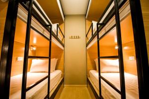 Postel nebo postele na pokoji v ubytování Hexa Hotel & Backpackers Capsules Bukit Bintang