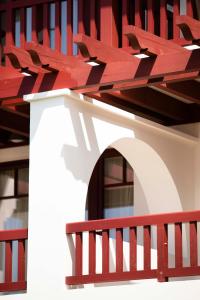 a red and white house with a fence at Villa du Pyla in Pyla-sur-Mer