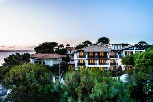a house on the shore of a body of water at Villa du Pyla in Pyla-sur-Mer