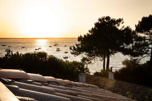a row of seats with a view of the water at Villa du Pyla in Pyla-sur-Mer