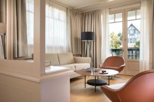 a living room with a couch and a table at Villa du Pyla in Pyla-sur-Mer