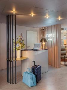 een lobby met een bureau en een laptop erop bij OKKO Hotels Paris Gare de l'Est in Parijs