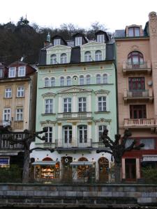 un gran edificio blanco con muchas ventanas en EA Hotel Mozart en Karlovy Vary