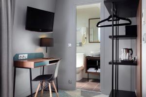 a room with a desk and a room with a bathroom at Montparnasse Alésia in Paris