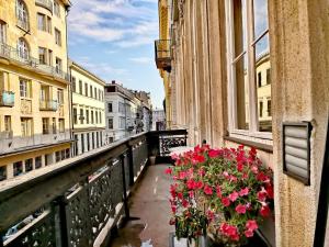 een balkon met bloemen in een raam bij Basilica Central Apartment in Boedapest