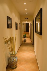 un couloir avec un vase et des plantes. dans l'établissement Bed & Breakfast Portanova, à Naples