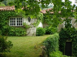 Um jardim no exterior de Casa da Figueira Velha