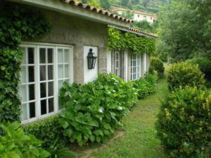 Um jardim no exterior de Casa da Figueira Velha