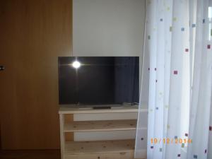 a flat screen tv sitting on top of a table at Casa Simona in Sorafurcia