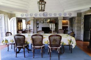 uma sala de jantar com mesa e cadeiras em Casa da Figueira Velha em Resende
