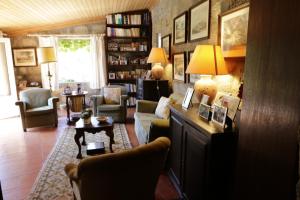 uma sala de estar com um sofá e uma mesa em Casa da Figueira Velha em Resende