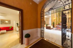 セビリアにあるLogia Sevillaのリビングルーム(赤いソファ付)への開放ドア