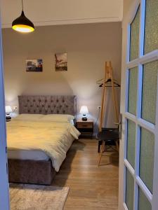 um quarto com uma cama, uma secretária e uma janela em Elite Apartments Korçë em Korçë