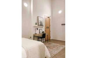 Ένα ή περισσότερα κρεβάτια σε δωμάτιο στο Modern Downtown Loft on Gay St +10 φωτογραφίες