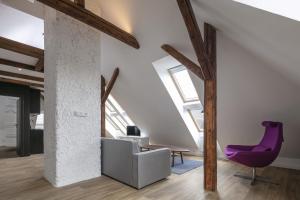 Televízia a/alebo spoločenská miestnosť v ubytovaní Pytloun Flat Hotel