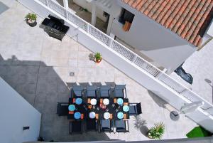 una vista aérea de una casa con mesa y sillas en Big Villa Tauro with Private Heated Saltwater Pool & jacuzzi & BBQ & Game Room, en Mogán
