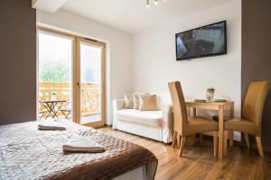Posteľ alebo postele v izbe v ubytovaní udanypobyt Apartamenty Przy Dolinach A i B