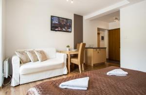 Posteľ alebo postele v izbe v ubytovaní udanypobyt Apartamenty Przy Dolinach A i B