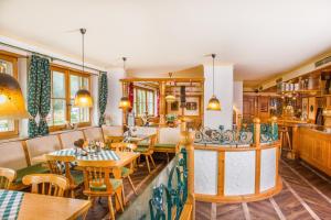 Ein Restaurant oder anderes Speiselokal in der Unterkunft Traditions-Gasthaus Bayrischer Hof 