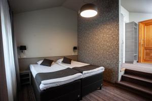 Uma cama ou camas num quarto em Hotel Cēsis