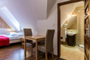 Posteľ alebo postele v izbe v ubytovaní udanypobyt Apartamenty Przy Dolinach A i B