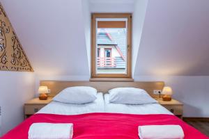 Posteľ alebo postele v izbe v ubytovaní udanypobyt Apartamenty Przy Dolinach A i B