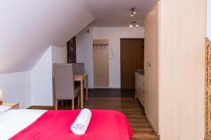 Posteľ alebo postele v izbe v ubytovaní udanypobyt Apartamenty Przy Dolinach A i B