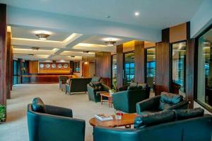 una hall di un hotel con divani e tavolo di Buritel Hotel a Buriram