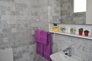 Koupelna v ubytování Big Villa Tauro with Private Heated Saltwater Pool & Jacuzzi & BBQ & Game Room & Arcade Games