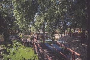 eine Brücke über einen Teich in einem Park in der Unterkunft Hotel Patria in Beli Manastir