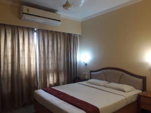 Cama o camas de una habitación en The Samrat Hotel near Pune Railway Station