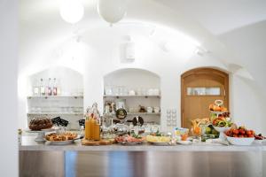 eine Küche mit einem Buffet mit Speisen auf der Theke in der Unterkunft Boutique Hotel Romantick in Český Krumlov