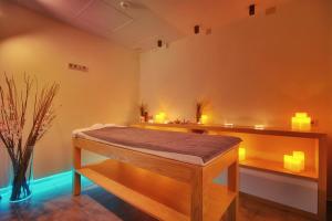 uma sala de massagem com uma cama num quarto em Ellopia Point Hotel em Ioannina