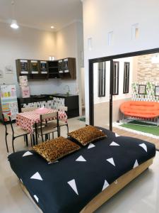 Χώρος καθιστικού στο ANAMI Homestay & Guest House Cilacap