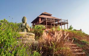 Tòa nhà nơi biệt thự tọa lạc