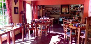 un restaurante con mesas de madera y sillas en una habitación en Hotel Amanhavis, en Benahavís