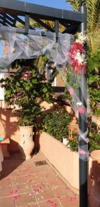 un ramo de flores en un poste en un jardín en Hotel Amanhavis, en Benahavís