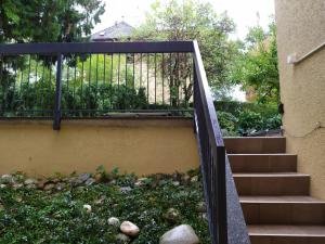 een trap naar een huis met een hek bij Geneve chene-bougeries in Genève