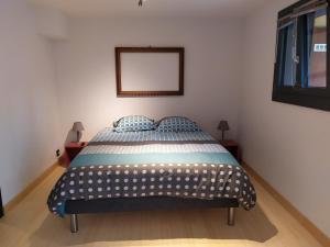 日内瓦Geneve chene-bougeries的卧室里有一张床，墙上挂着一幅画