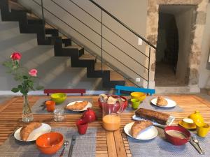 een tafel met borden eten erop bij Les Jardins Sauvages in Cabrerets