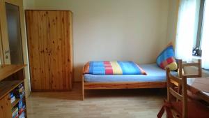 una camera da letto con un letto e un armadio in legno di Ferienhaus Günztal, Fam. Botzenhart a Ellzee 1 altra foto