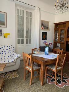uma sala de estar com uma mesa e cadeiras e um sofá em Resort Villa Rosa Maria em Savona