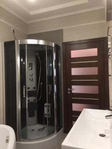 Koupelna v ubytování Затишні апартаменти в центрі міста