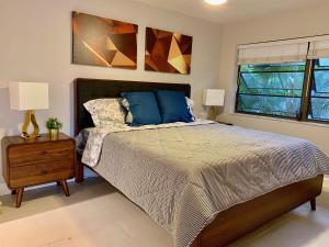 Un pat sau paturi într-o cameră la Bayview Apartments By Lowkl