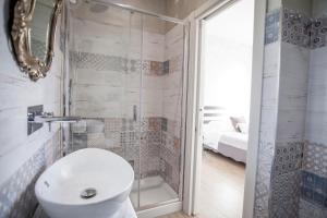 een badkamer met een douche, een toilet en een wastafel bij The Railway 74 in La Spezia
