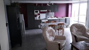 Kuchyň nebo kuchyňský kout v ubytování Villa Jules Verne - Chambres d'hôtes et gîte + 6 fotografií