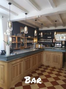 eine Bar in einem Restaurant mit kariertem Boden in der Unterkunft La Villa Rose-Marie in Saint-Brevin-les-Pins